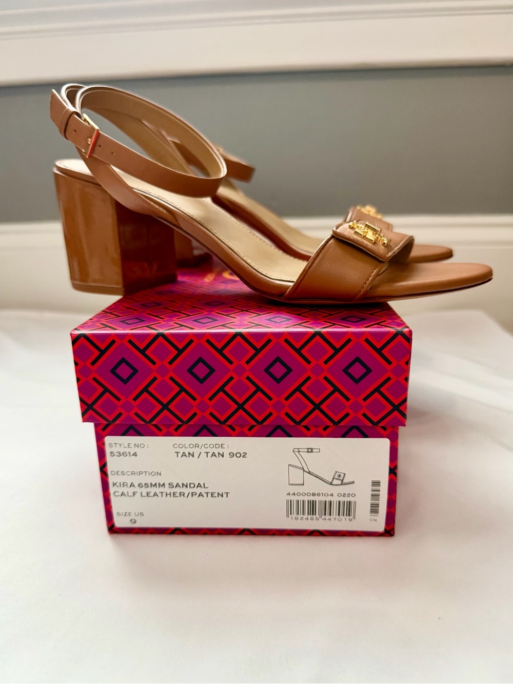 Tory Burch Kira Tan Leather Sandal with Gold Logo. Size 9